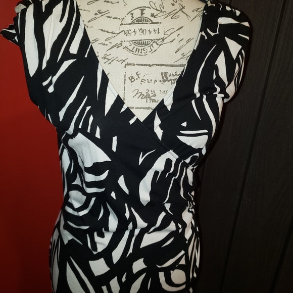 Ann Taylor V Neck Lady's Dress Sleeveless with Rouched Out at Hip - Picture 2 of 7